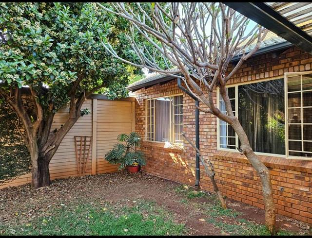 2 BEDROOM TOWNHOUSE FOR SALE IN ROOIHUISKRAAL NORTH